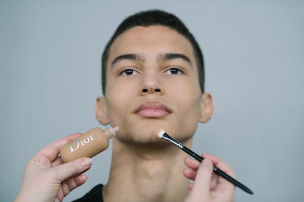Samsung's Quiet Innovation, Men's Makeup and Why Long-Term Space Missions Might Need Funny Astronauts: Mens makeup